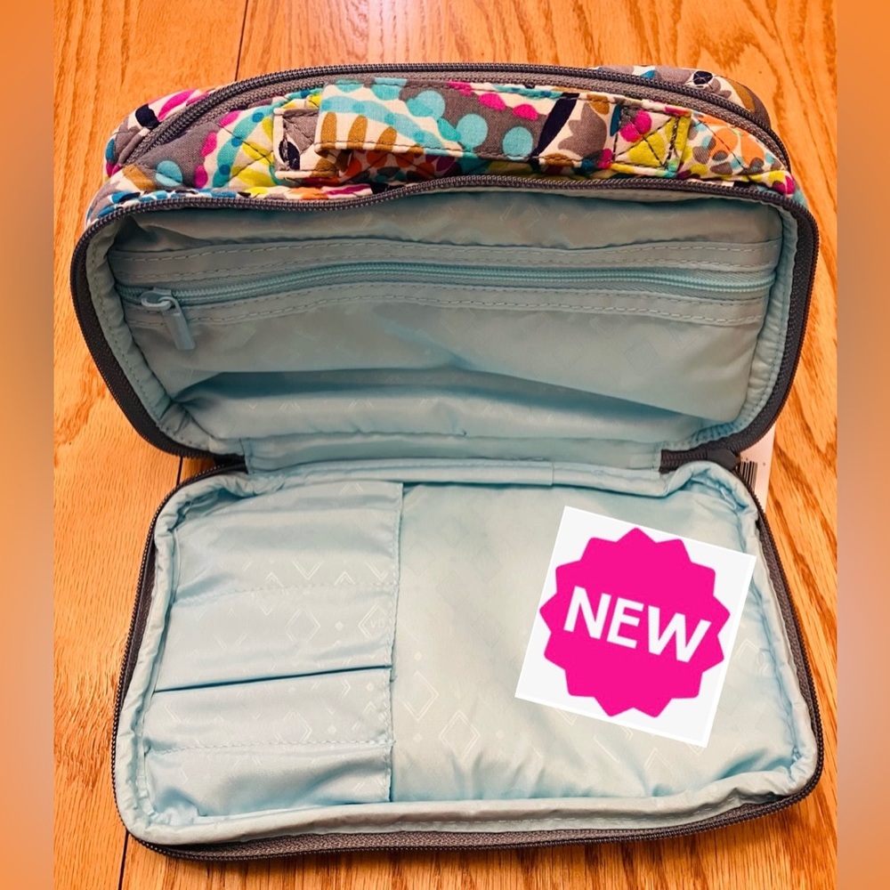 NEW Vera Bradley SUNNY MEDALLIO Blush and Brush Bag Makeup Cosmetic Travel Case - Picture 1 of 8